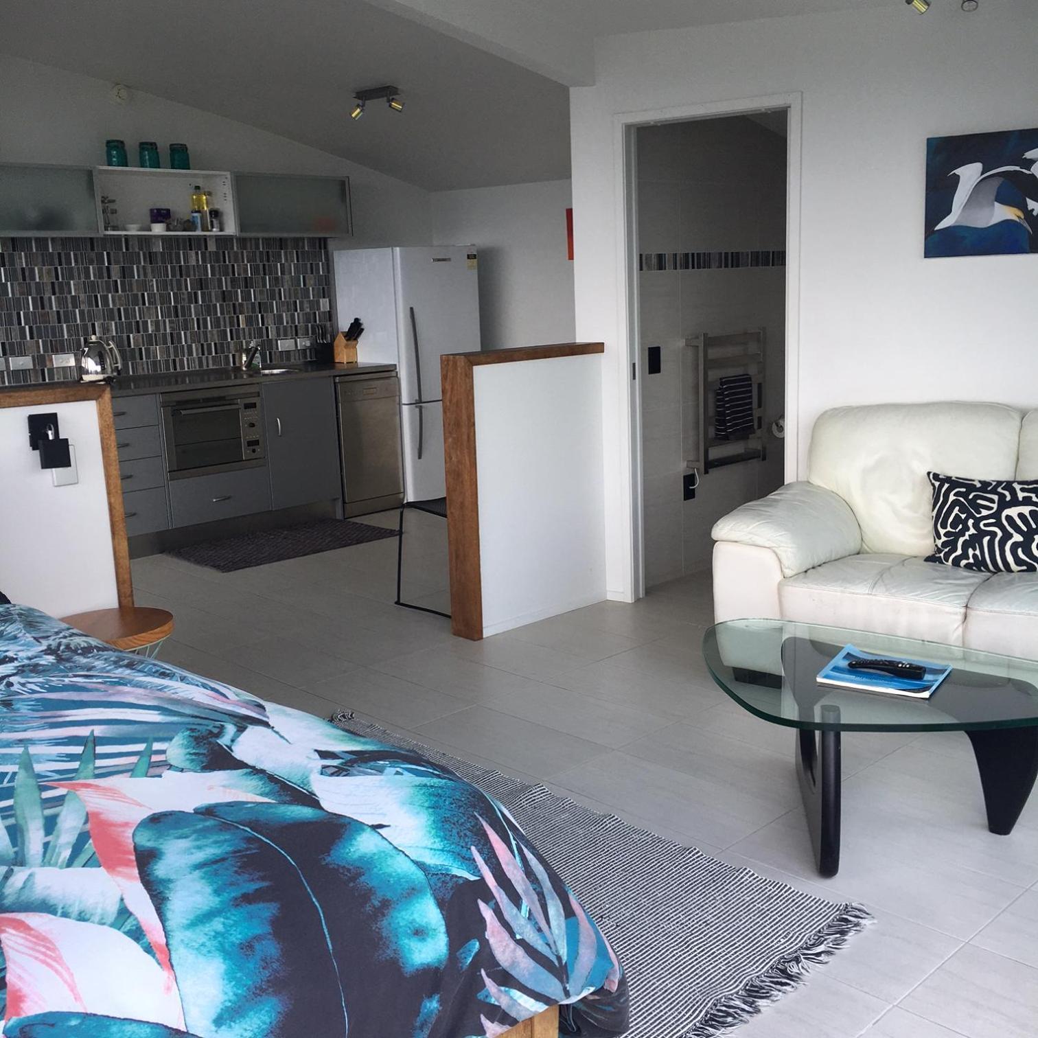 The Nikau Loft Apartment Onetangi Bagian luar foto